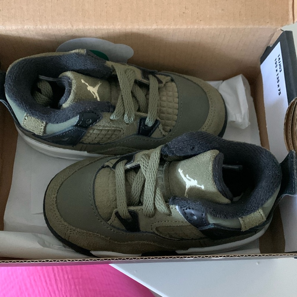 Toddler's Jordan 4 Retro SE Craft Medium Olive/Pale Vanilla
NWT size 6C